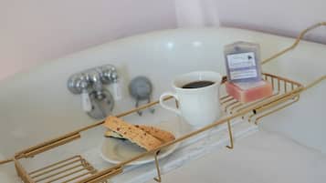 Deluxe-Apartment, Nichtraucher, Gartenblick | Badezimmer | Handtücher, Toilettenpapier