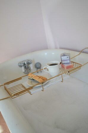 Deluxe Apartment, Non Smoking, Garden View | Bathroom | Towels, toilet paper