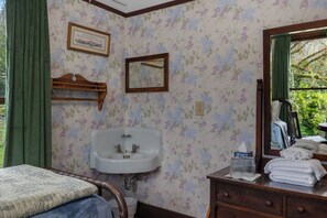 Traditional Twin Room | Egyptian cotton sheets, premium bedding, individually decorated - McCleary Hotel and Inn (McCleary)