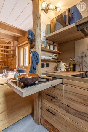 Kjøleskap, mikrobølgeovn, ovn og kokeplater