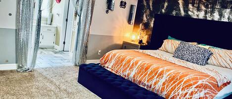 Tabla de planchar con plancha, wifi y ropa de cama