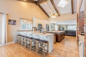 Réfrigérateur, four à micro-ondes, un four, surface de cuisson