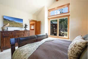 4 bedrooms, iron/ironing board, WiFi (free), bed sheets