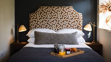 Travel crib, free WiFi, bed sheets