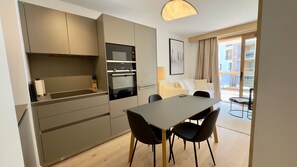 Kühlschrank, Herdplatte, Toaster, Kochgeschirr/Geschirr/Besteck