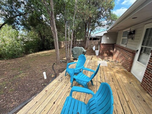 Charming SE ICT Home 3 Bedrooms/2 Baths/2 Queens/1 Twin/1 Queen Pullout