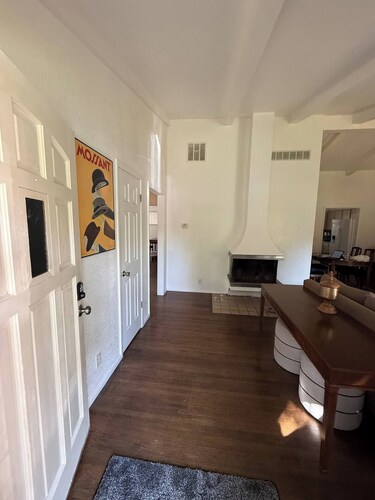 Charming SE ICT Home 3 Bedrooms/2 Baths/2 Queens/1 Twin/1 Queen Pullout