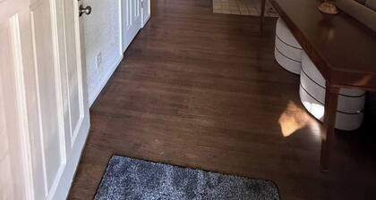 Charming SE ICT Home 3 Bedrooms/2 Baths/2 Queens/1 Twin/1 Queen Pullout