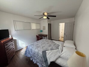 3 عدّة غرف نوم ومكواة/لوح كي وواي فاي وملاءات أسرّة