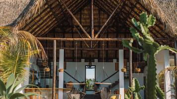 Kolam renang outdoor, dengan kursi berjemur