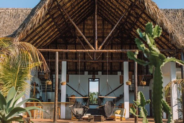 Una piscina al aire libre, sillones reclinables de piscina