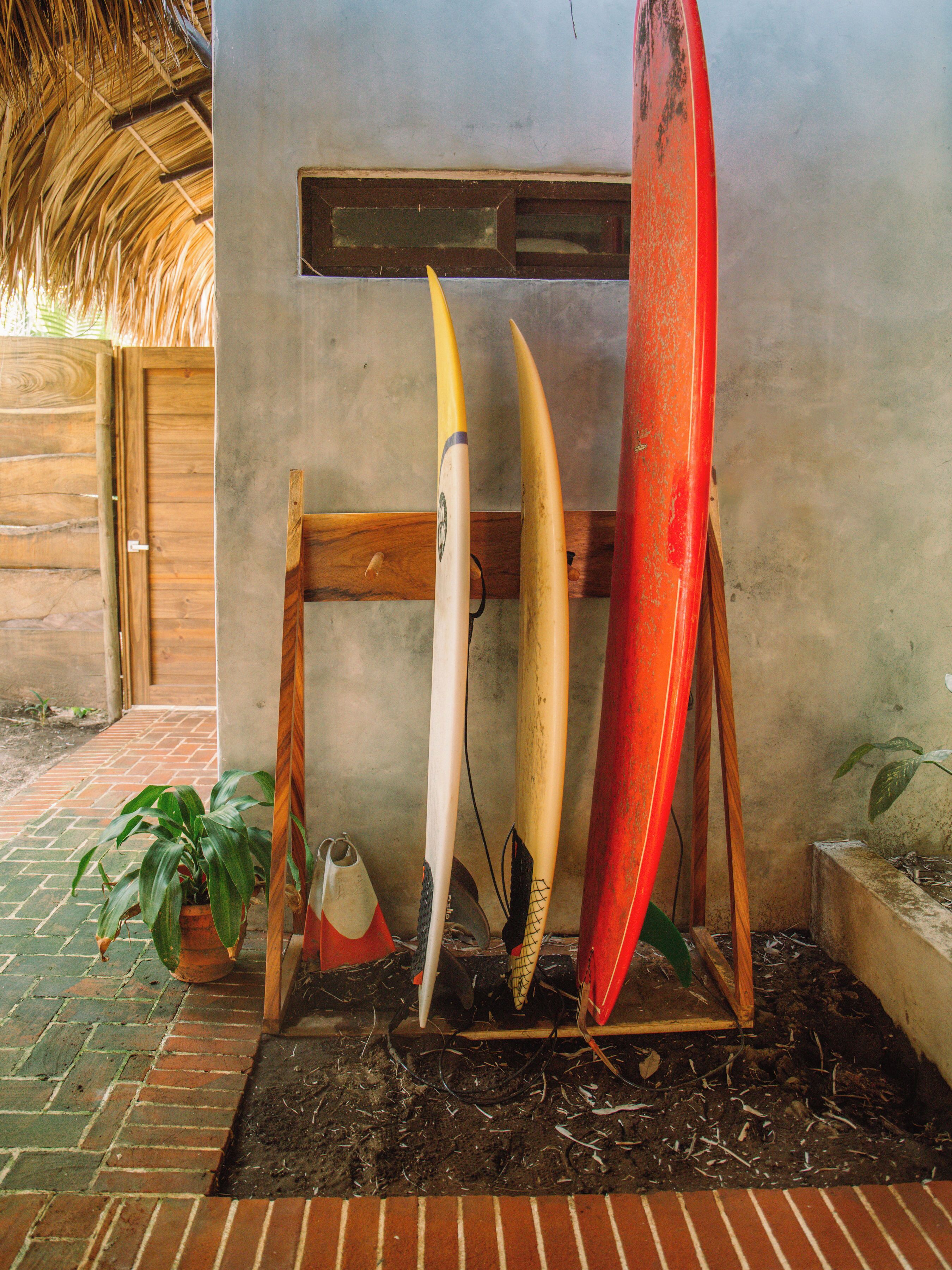 To surfboards lænet op ad en væg.
