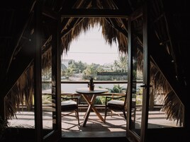 华丽双人房或双床房, 阳台, 花园景观 | 埃及棉床单、高档床上用品、加厚床垫、免费 WiFi