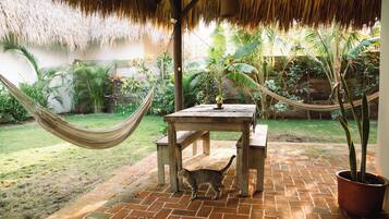 Estudio superior, patio, vista al jardín | Wifi gratis