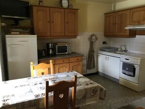 Coffee/tea maker, fridge, microwave, oven