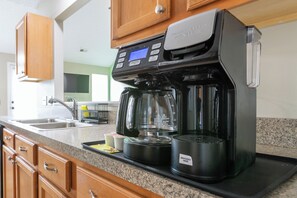 Fridge, microwave, oven, stovetop - King Suite+All Year Round Swim Spa+ Firepit+ Fenced Yard For Families & Couples (Troutman)