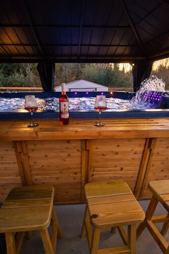 King Suite+ Swim Hot Tub + Fire Pit+ Families & Couples LNM ST Park+CLT Airport 