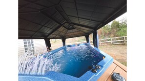 Outdoor spa tub - King Suite+All Year Round Swim Spa+ Firepit+ Fenced Yard For Families & Couples (Troutman)