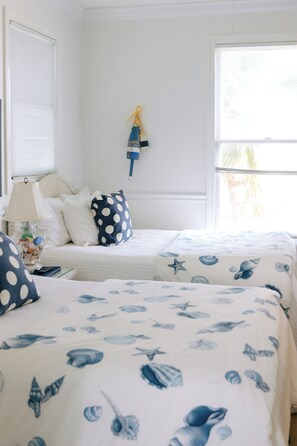 5 bedrooms, iron/ironing board, WiFi, bed sheets