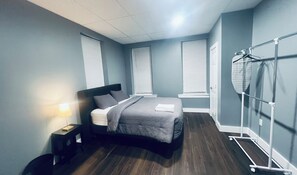 1 dormitorio, tabla de planchar con plancha, wifi y ropa de cama