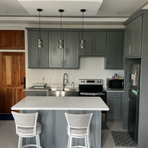 Kühlschrank, Mikrowelle, Ofen, Herdplatte