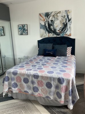 2 quartos, escrivaninha, ferros/tábuas de passar roupa