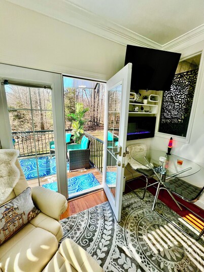Luxurious executive micro suite on 3 woodsy acres—Near Washington, DC and NoVA