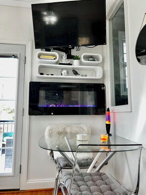 TV, fireplace