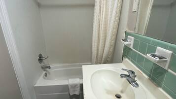 Baignoire, serviettes fournies, savon, shampoing