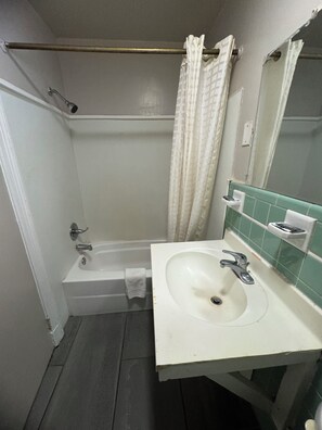 Bathtub, towels, soap, shampoo