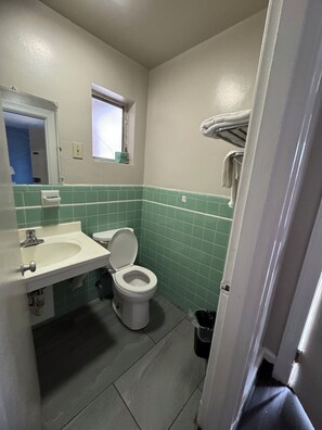 Habitación individual | Baño | Tina, toallas, jabón, shampoo 