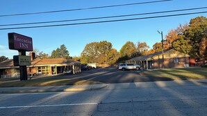 Exterior - The Executive Inn (Danville)