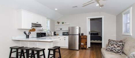 Een microgolfoven, een kookplaat, een vaatwasser