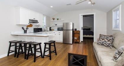 Horse and Bourbon Loverâs Farm Cabin - 2 bed/2 bath in Versailles, KY