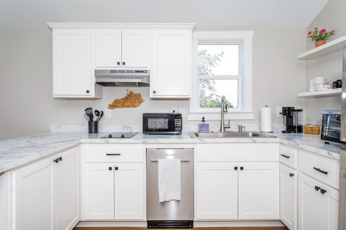 Horse and Bourbon Lover’s Farm Cabin - 2 bed/2 bathin Versailles, KY