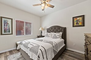 2 slaapkamers, een strijkplank/strijkijzer, gratis wifi, beddengoed