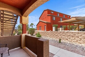 Property grounds - Renovated Peaceful Retreat Condo - J & Amy 992562 (Mesquite)