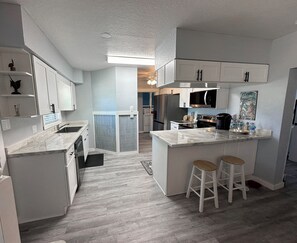 Jääkaappi, mikroaaltouuni, uuni, liesi