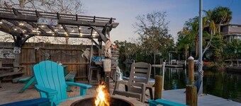 Weeki Wachee Waterfront "Fin & Tonic" Get Away with FREE Kayaks & More!