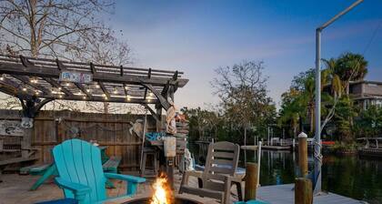 Weeki Wachee Waterfront "Fin & Tonic" Get Away with FREE Kayaks & More!