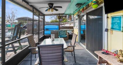 Weeki Wachee Waterfront "Fin and Tonic" Get Away with FREE Kayaks & More!