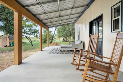 Welcome to the "Graham Cracker"! Enjoy your lake front stay at Lake Graham!