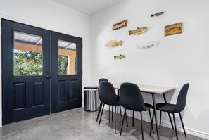 Dining - Welcome to the "Graham Cracker"! Enjoy your lake front stay at Lake Graham! (Graham)