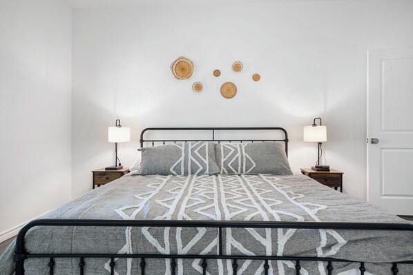 2 habitaciones, tabla de planchar con plancha, wifi y ropa de cama 