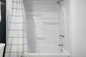 Serviettes fournies, savon, papier toilette