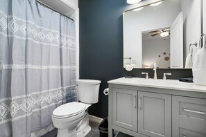 Towels, soap, toilet paper - Welcome to the "Graham Cracker"! Enjoy your lake front stay at Lake Graham! (Graham)