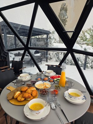 Superior-villa - bjergudsigt | Spisning på værelset