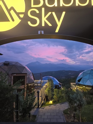 Vista frontal de la propiedad