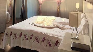 Iron/ironing board, WiFi, bed sheets