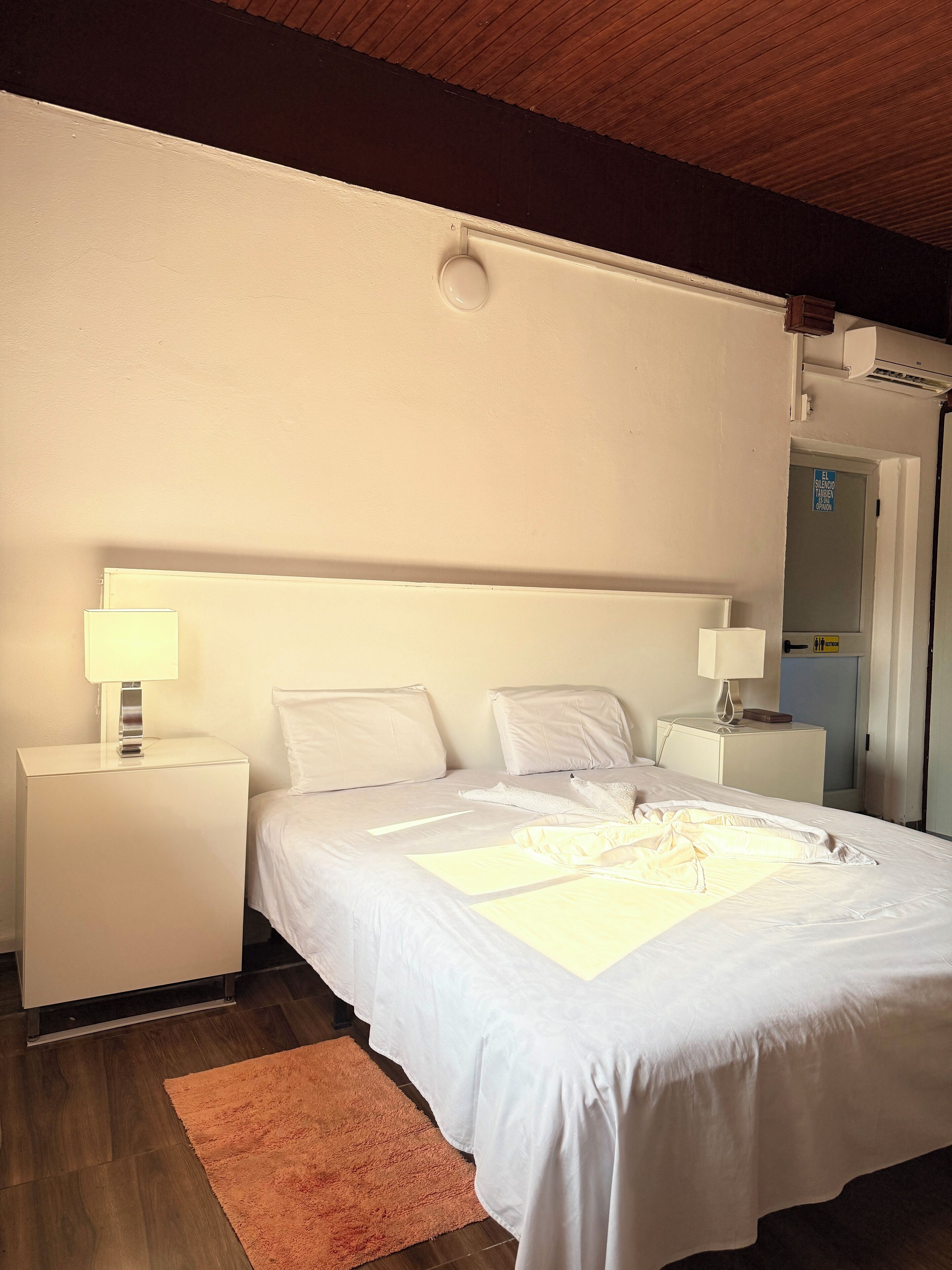 Silitysrauta/-lauta, Wi-Fi, vuodevaatteet